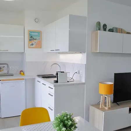 Face à La Yourhosthelper